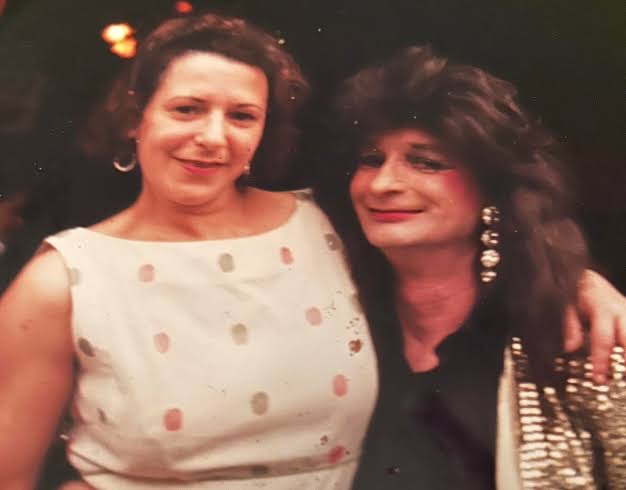 Archieffoto uit de jaren negentig van twee bezoeksters van een crossdresser-bijeenkomst